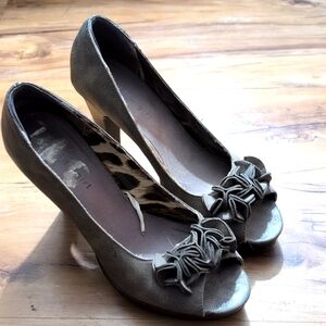 Madden Girl Size 9 Gray Suede Pumps